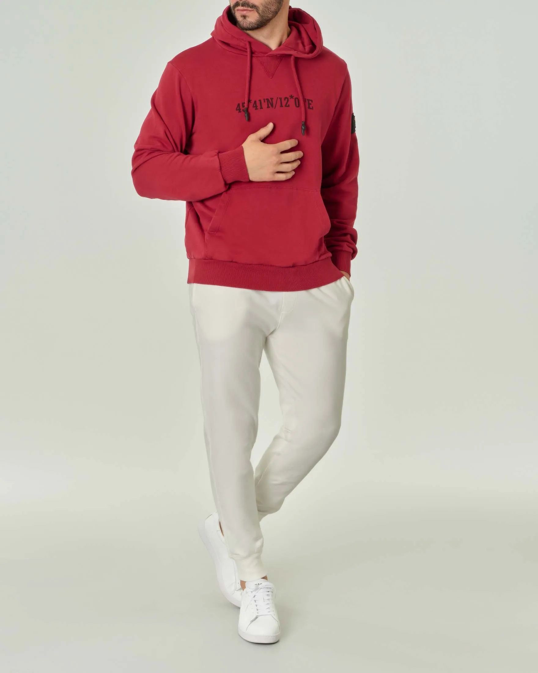 Felpa rossa con cappuccio e tasche a marsupio con stampa coordinate