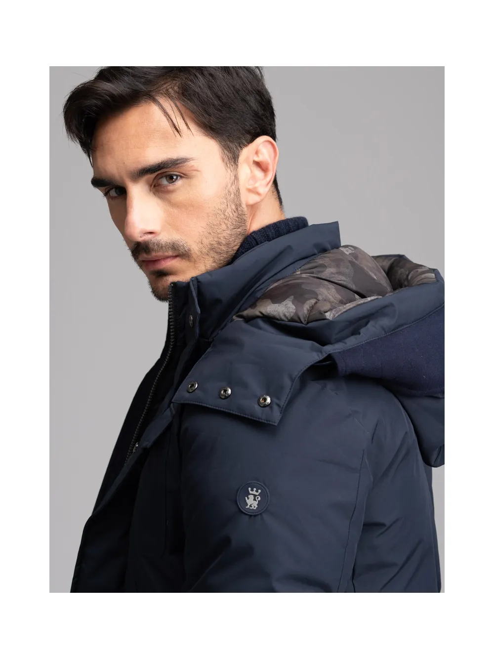 Giubbino uomo stile field jacket con cappuccio