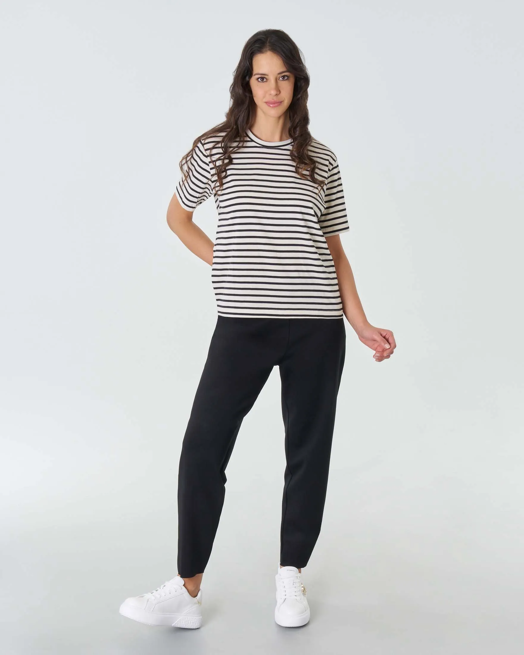T-shirt nera in cotone a righe color avorio con maniche ad aletta
